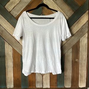 NWOT S/M (2-6) white shirt sleeve tee.